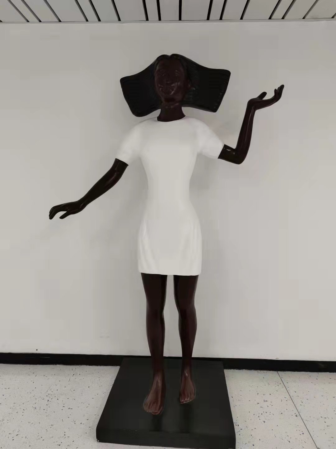体育馆里的女性雕塑